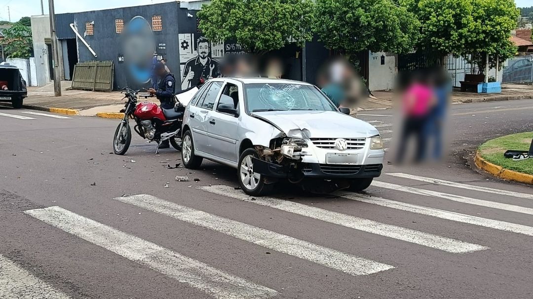 Jovem sofre fratura após colisão frontal em cruzamento na Vila Pioneira