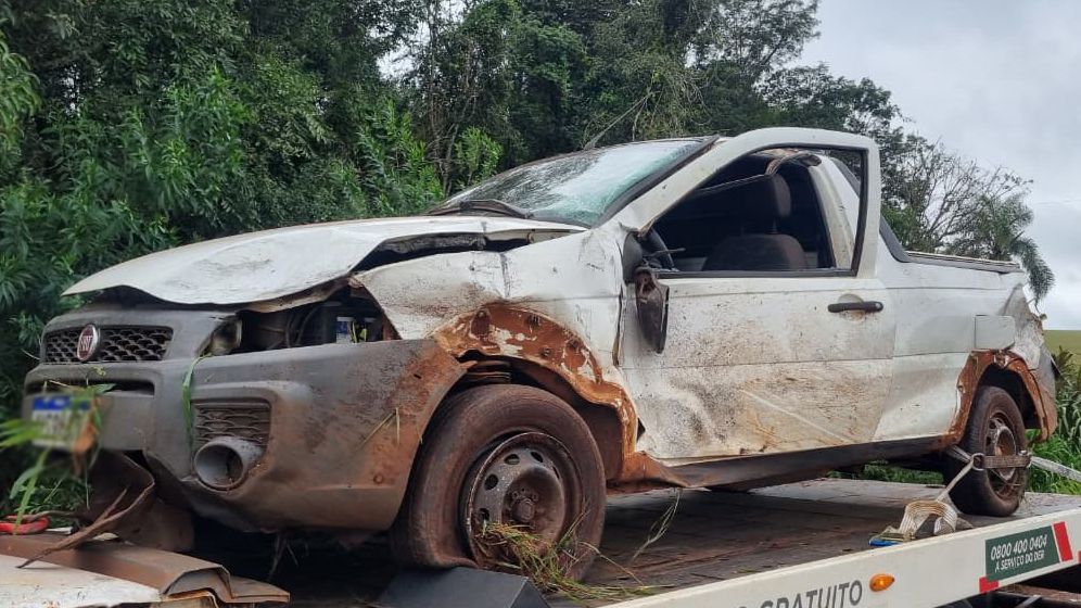 Fiat Strada capota após acidente na BR-369 em Cascavel