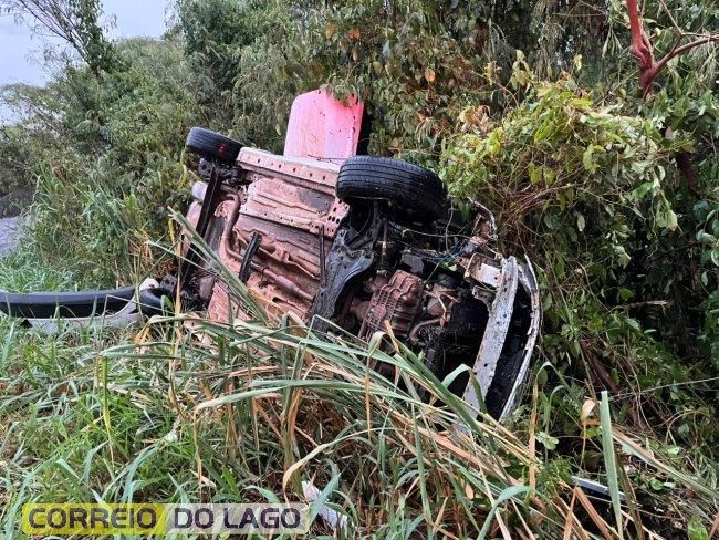 Capotamento impressionante durante chuva forte deixa motorista ferido em Santa Helena