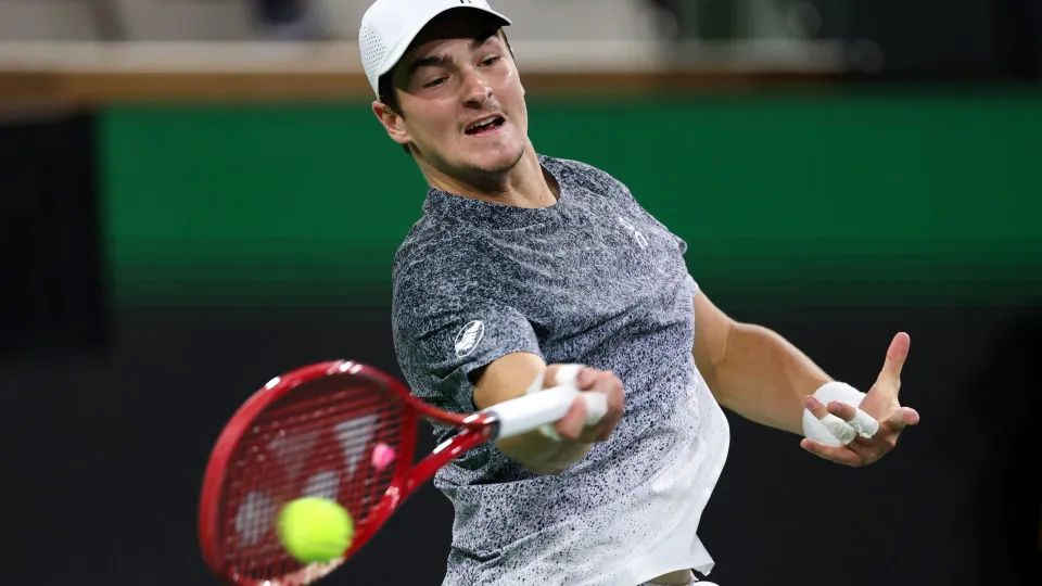 Em duelo equilibrado de três sets, João Fonseca supera francês top 30 e avança em Monte Carlo