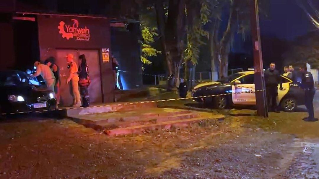 Homem é morto a tiros dentro de carro após possível briga de trânsito na fronteira