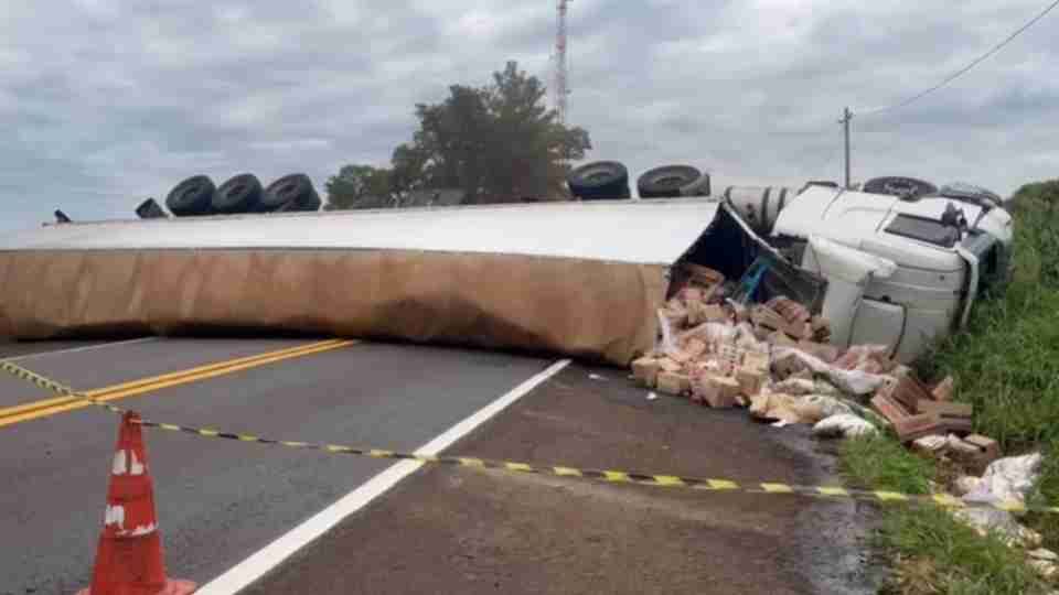 Caminhão tomba e interdita totalmente BR-369 em Ubiratã