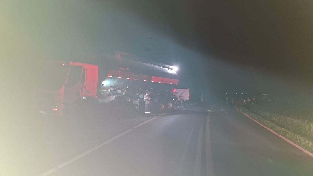 Homem morre em grave acidente entre caminhão e Saveiro na PR-590, em Matelândia