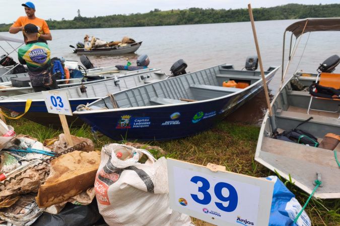 Mutirão recolhe 13,6 toneladas de lixo do lago do Baixo Iguaçu, em Capitão Leônidas Marques