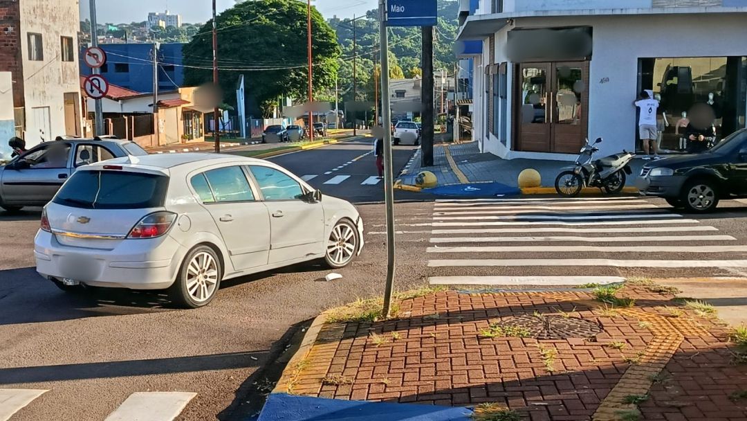 Acidente entre carro e moto é registrado em cruzamento semaforizado na Vila Pioneiro