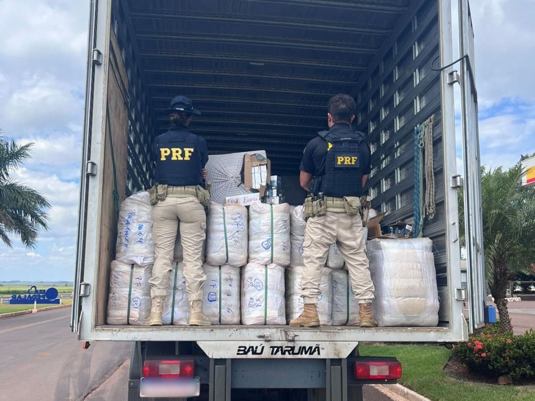 Caminhão com carga de produtos do Paraguai é apreendido em Toledo e motorista é preso