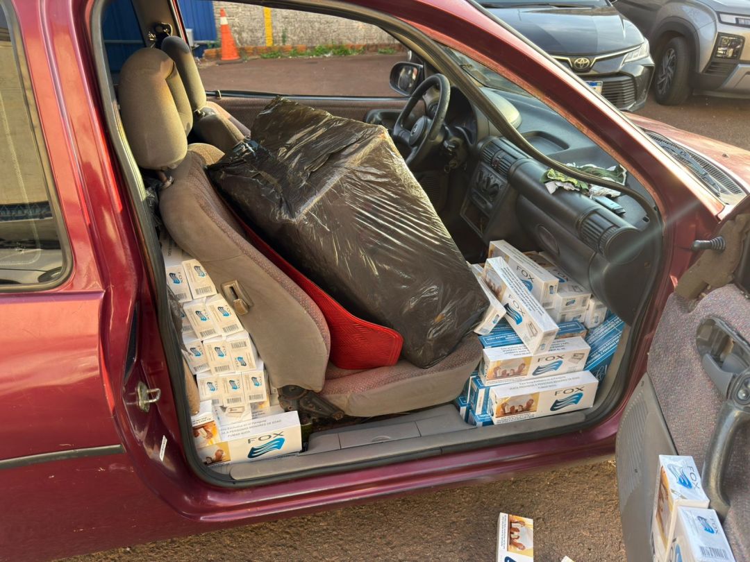 PRF apreende carga de cigarros contrabandeados e detém motorista em Cascavel