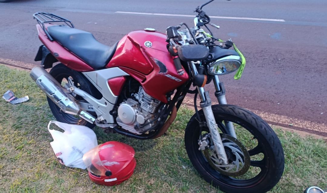 Jovem de 26 anos fica ferido em acidente entre moto e carro na Avenida Egydio Geronymo Munaretto