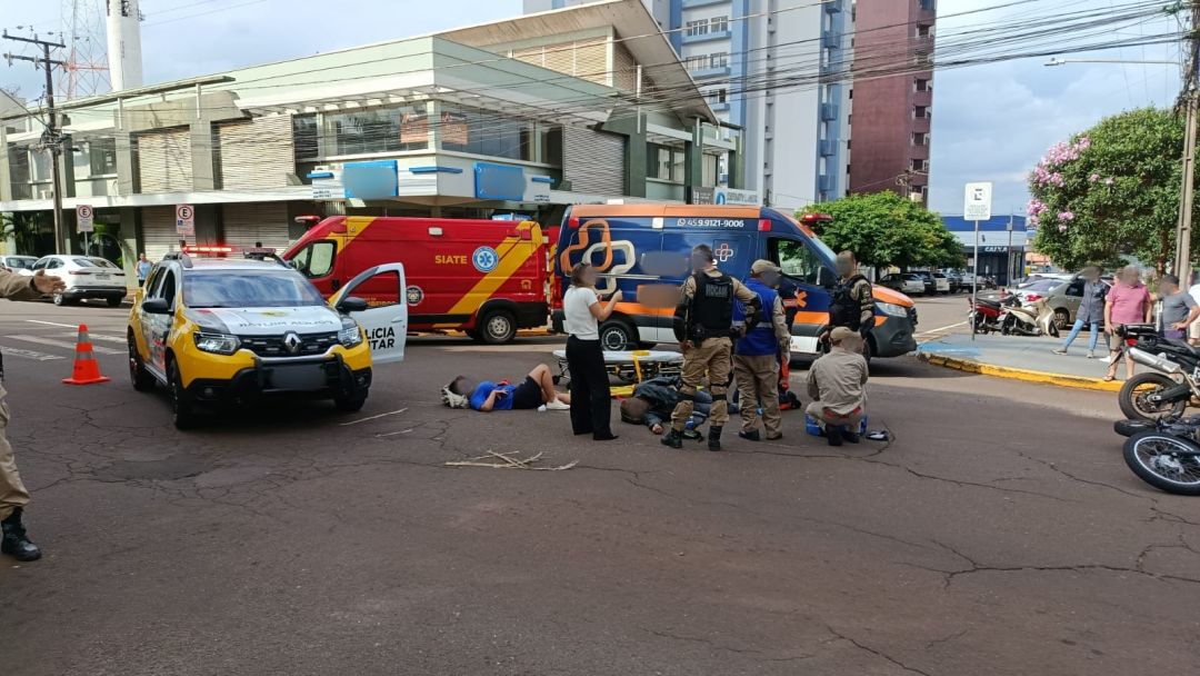 Motociclista sem CNH empina, foge da PM e provoca acidente no Centro de Toledo
