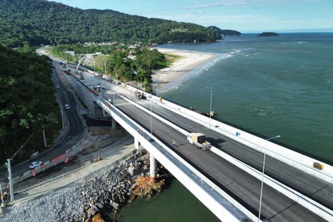 Ponte de Guaratuba: instalação do asfalto avança no acesso de Matinhos