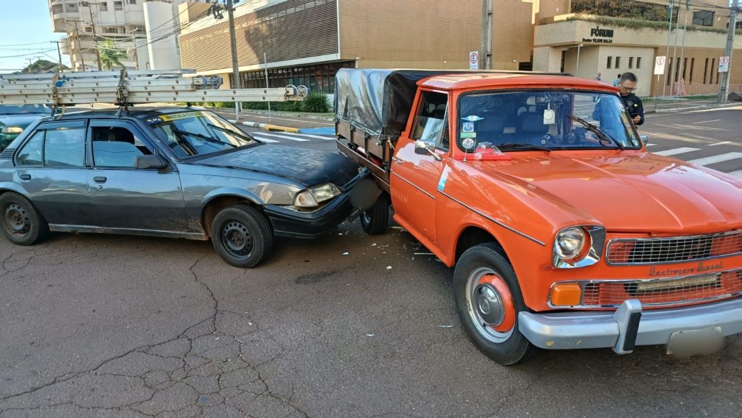 A caminho do encontro de carros antigos, caminhonete argentina se envolve em colisão em Toledo