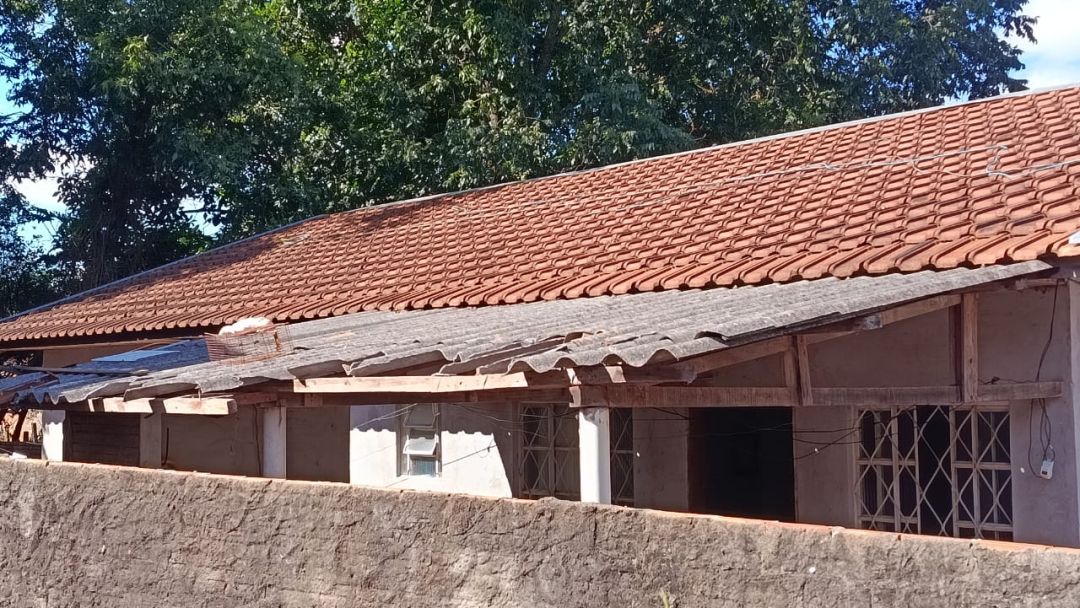 Homem em surto é contido após danificar telhado de residência em Toledo