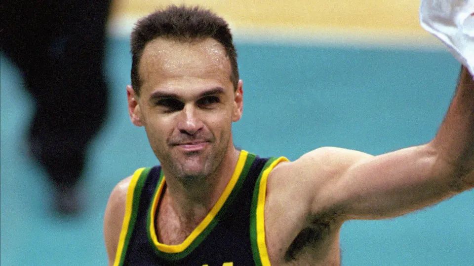 Oscar Schmidt é cremado com a camisa da seleção brasileira de basquete