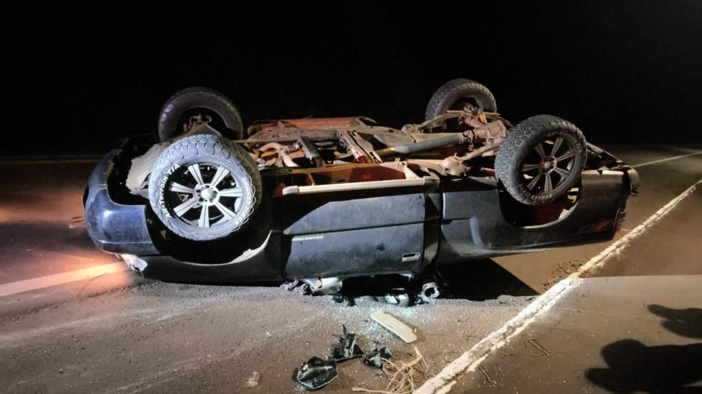 Caminhonete capota durante a madrugada na PR-495 em Pato Bragado