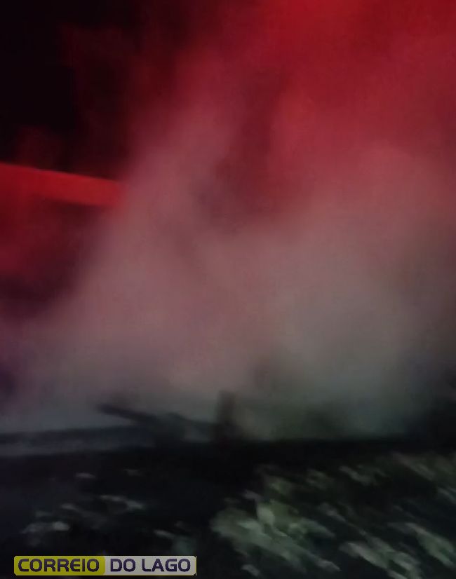 Casa fica totalmente destruída após incêndio no interior de Santa Helena