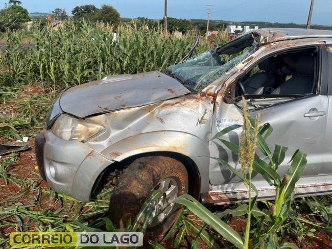 Capotamento impressionante destrói caminhonete na PR-488 em Santa Helena