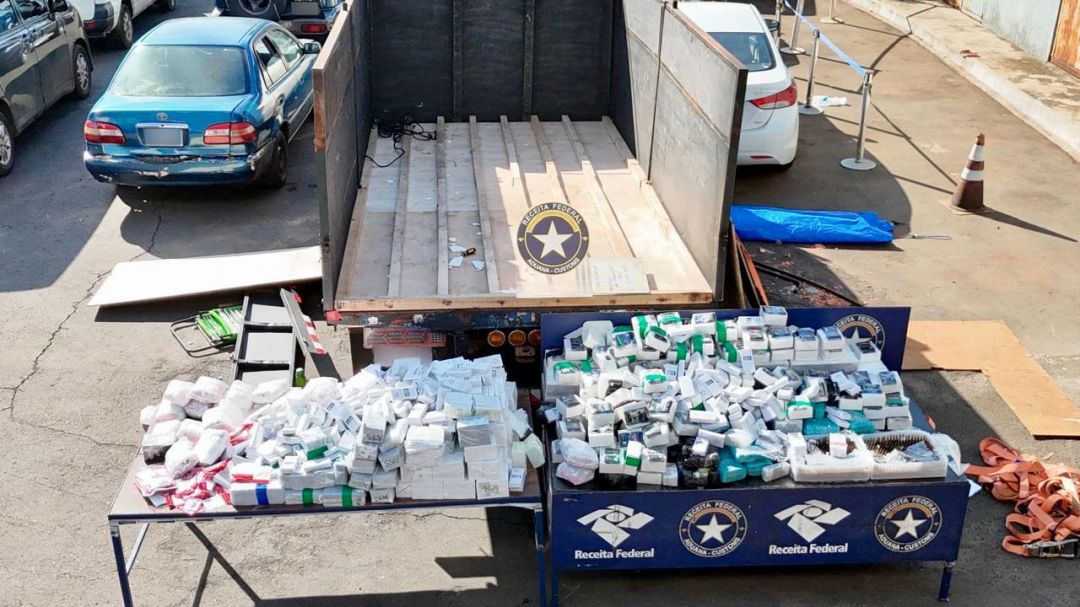 RF intercepta caminhão com cerca de R$ 2 milhões em mercadorias irregulares na Ponte da Amizade