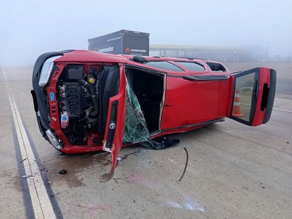 Motorista capota carro após não ver quebra-molas em meio à neblina na BR-163