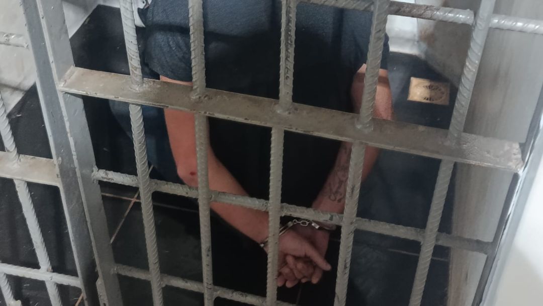 Homem é preso após atacar moradores durante invasões a residências na Vila Industrial
