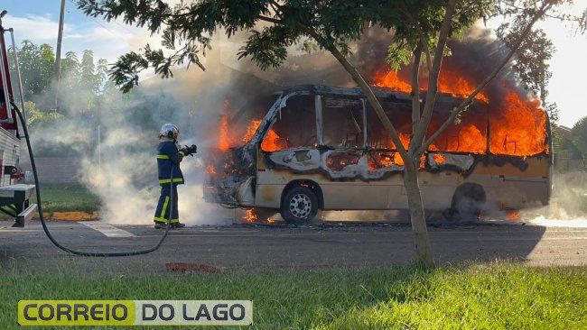 Ônibus escolar é totalmente destruído pelo fogo em Santa Helena