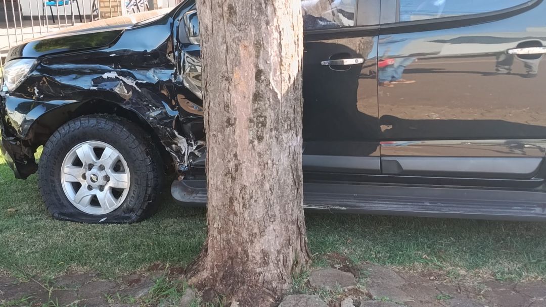 Colisão entre caminhonetes deixa motorista ferido e veículo sobre calçada em Toledo