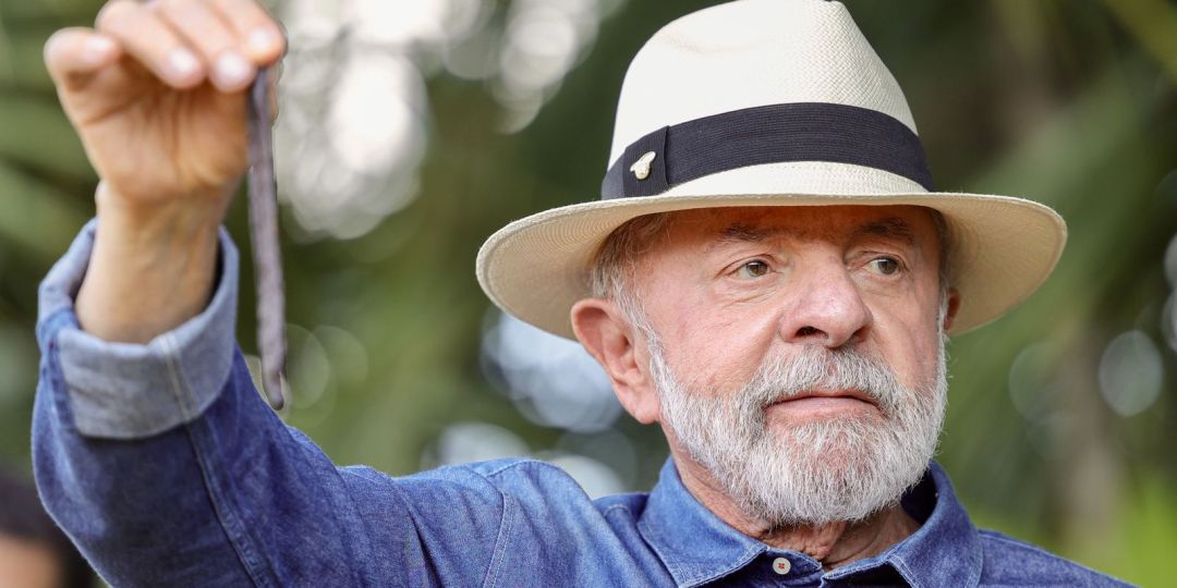 Lula vai a São Paulo para tirar excesso de pele na cabeça e tratar tendinite