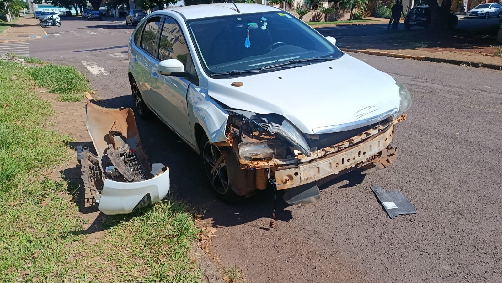 Idoso de 80 anos fica ferido após colisão entre dois carros na Vila Industrial em Toledo