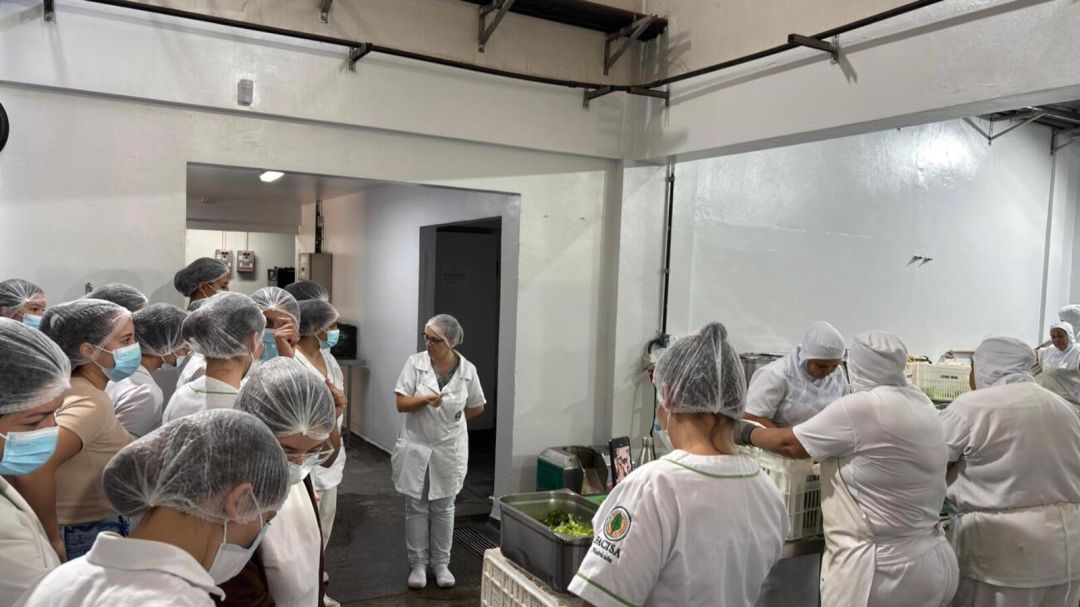 Cozinha Social recebe visita de estudantes de nutrição do Paraguai