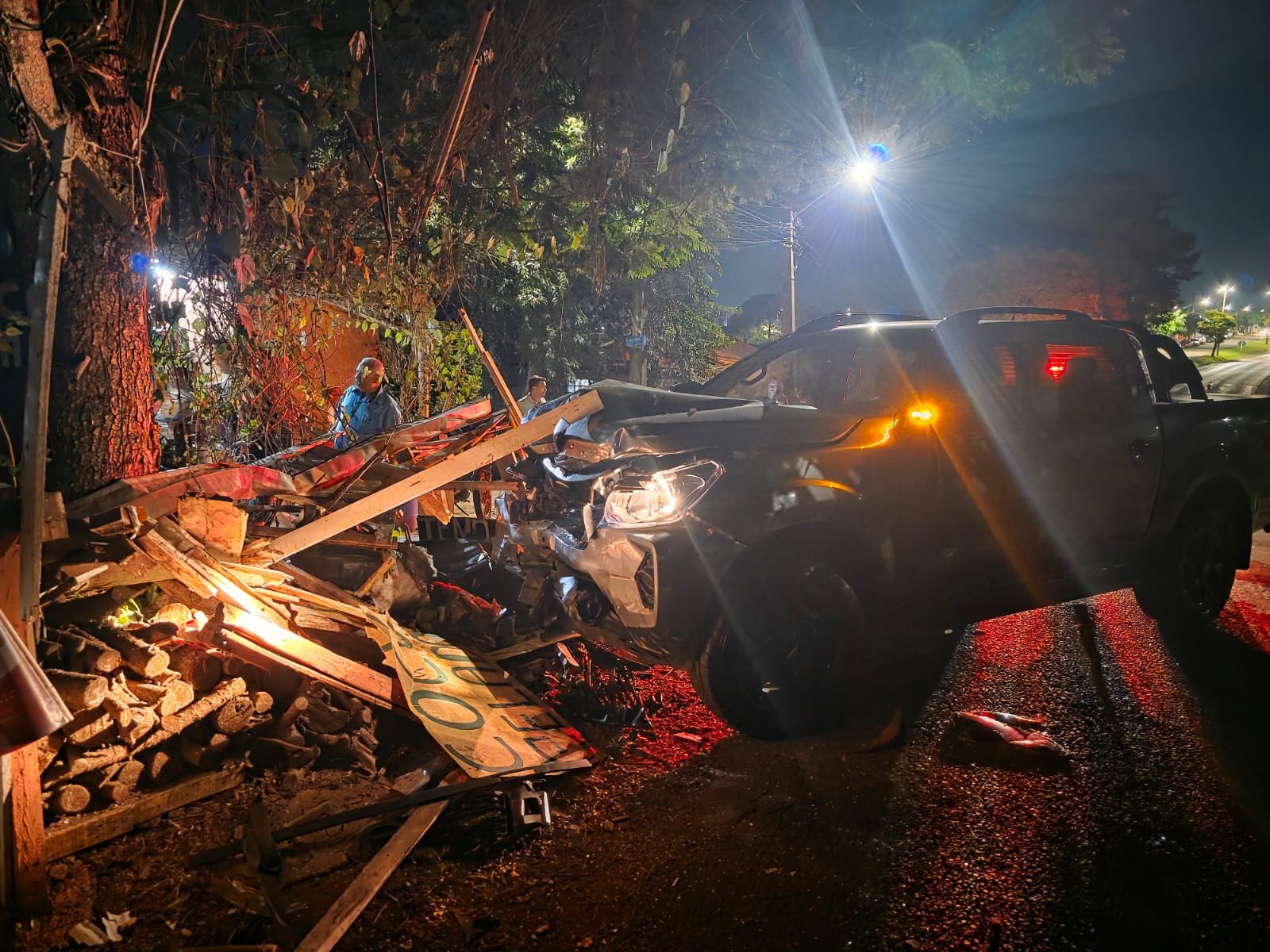 Acidente entre Corsa e Frontier deixa motorista ferido na Avenida Egídio Geronimo Munaretto