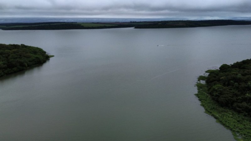 Pescadores são rendidos por homens armados e têm barco roubado no Lago Itaipu em Mercedes