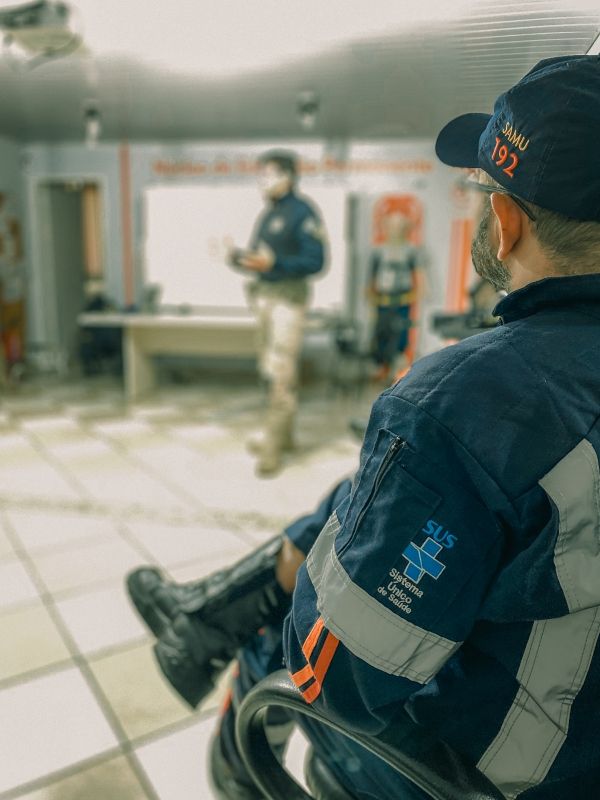 PRF ministra aula de direção defensiva em curso de operadores de motolância