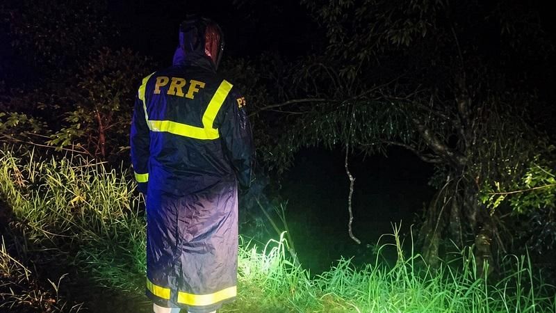 Caminhão cai em represa na BR-116 e deixa criança morta e pai desaparecido no Paraná