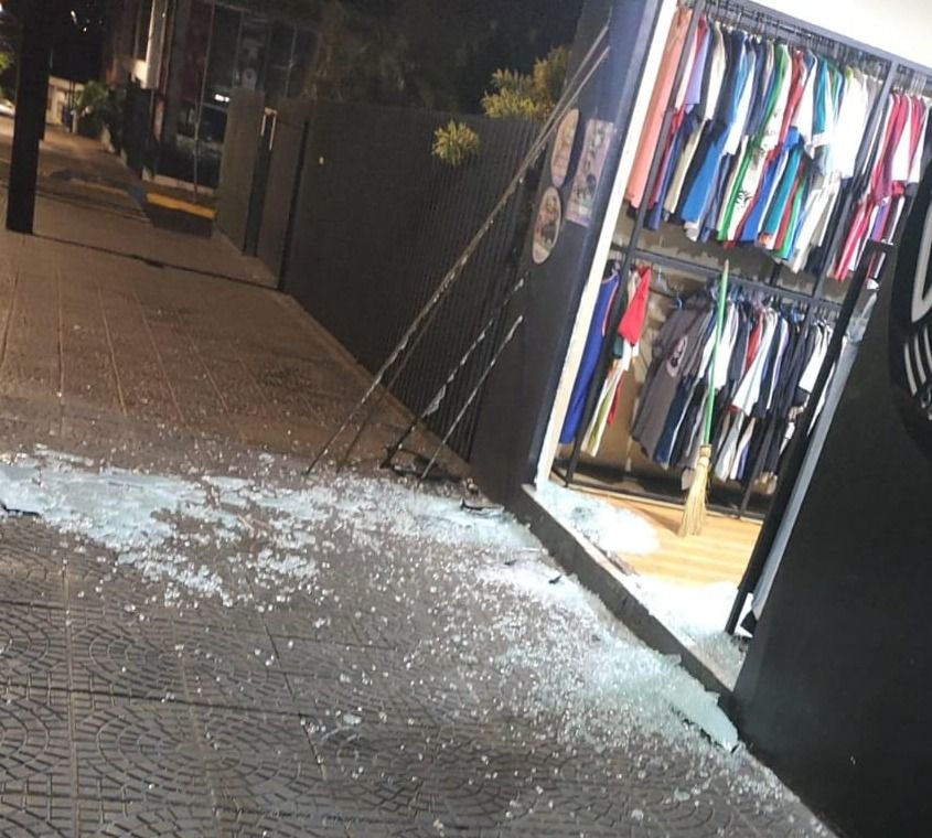 Loja é invadida após veículo dar ré contra porta durante furto na Vila Boa Esperança