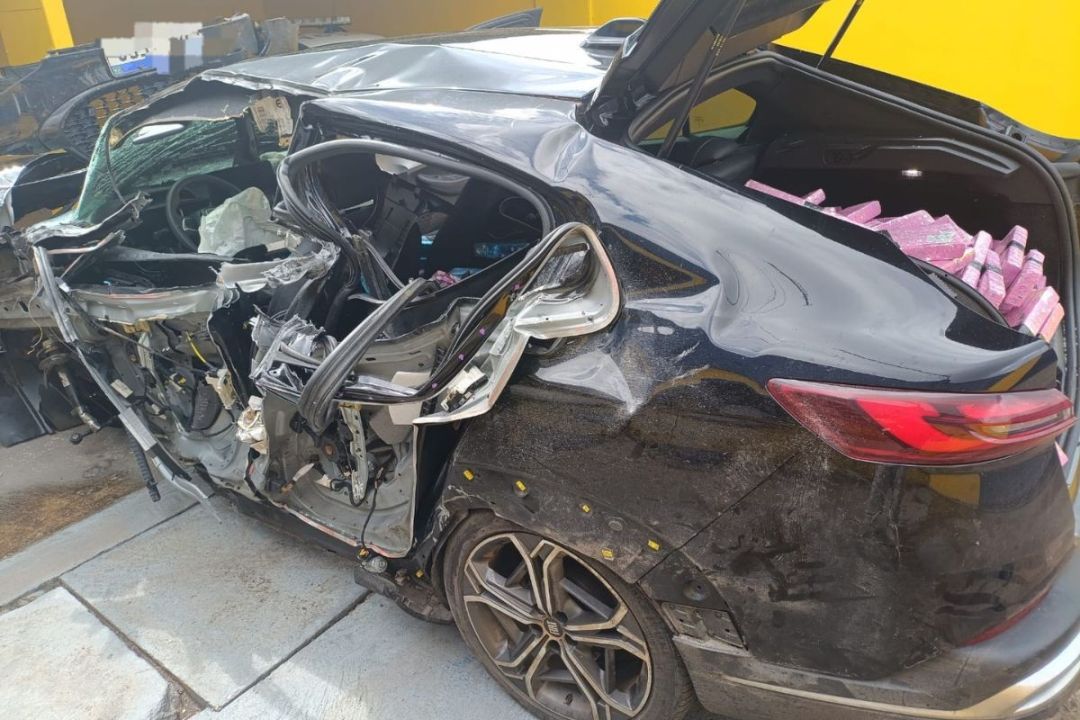 Policiais vão atender acidente com quatro veículos e encontram carro roubado com mais de 360 kg de maconha, no Paraná