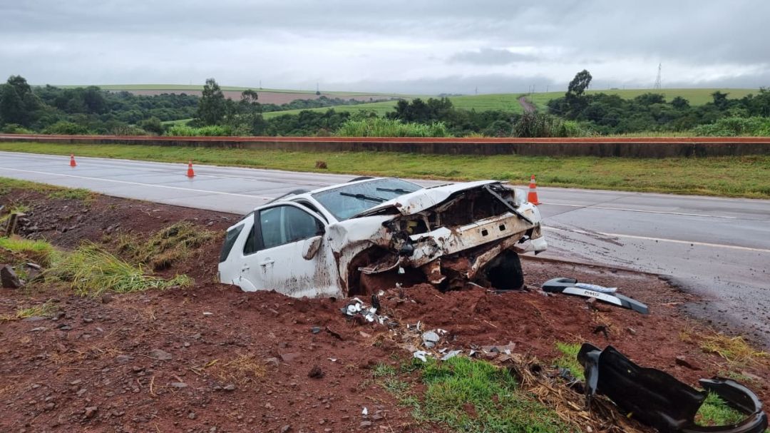 Hilux SW4 sai da pista e bate contra barranco na BR-163 em Cascavel