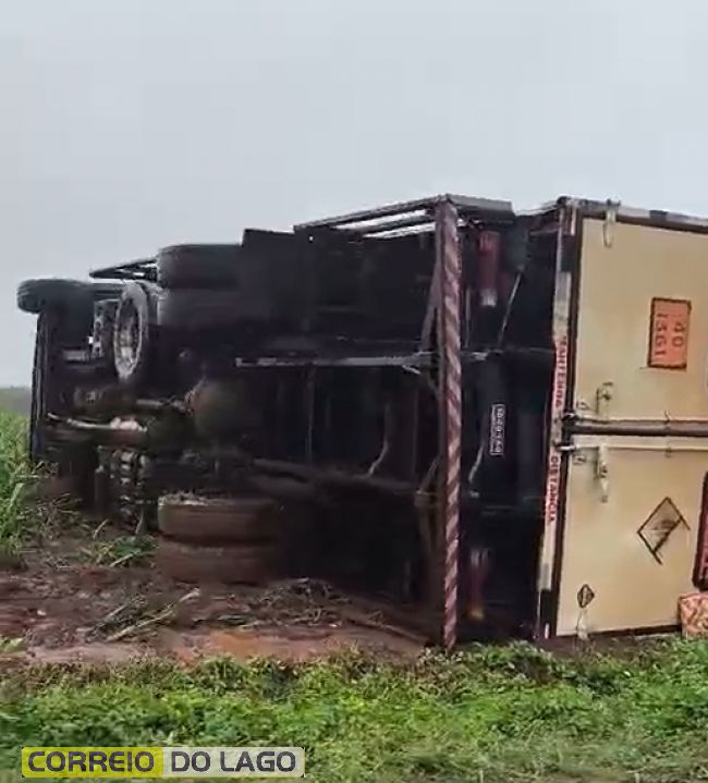 Caminhão tomba e invade lavoura na PR-495 entre Santa Helena e Entre Rios do Oeste