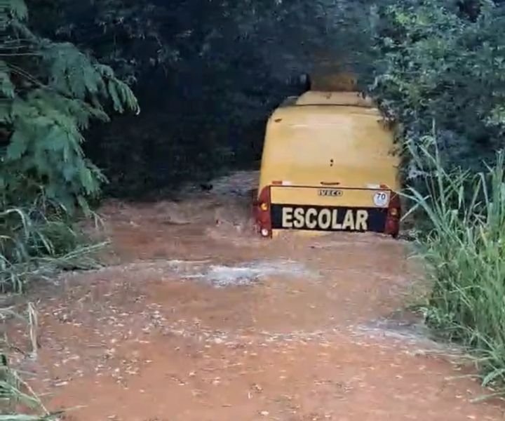 Ônibus escolar fica parcialmente submerso em rio no interior de Marechal Cândido Rondon