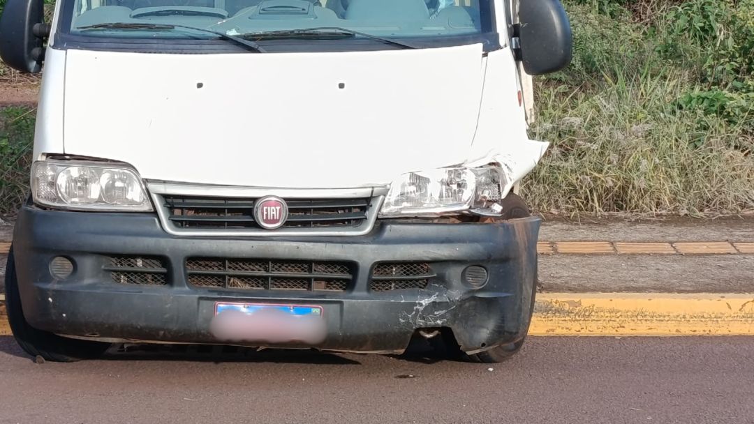 Batida faz van invadir parcialmente a calçada no Jardim Pancera