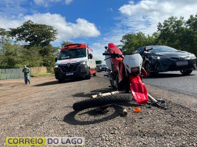 Colisão violenta na PR-317 deixa mulher ferida e motocicleta destruída em Santa Helena