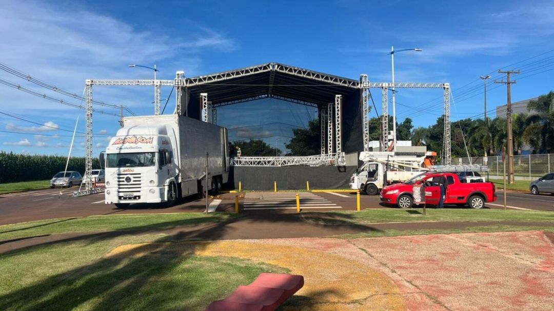 Estrutura é montada para show do Dia do Trabalhador com Carreiro e Capataz