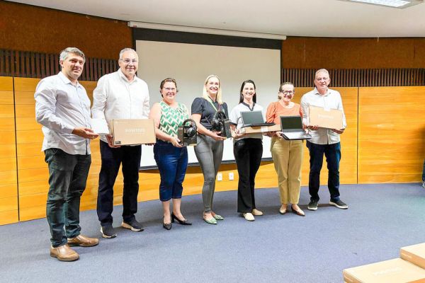 Três escolas de Toledo recebem kits tecnológicos do Governo do Estado