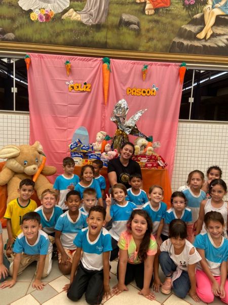 Curso de Ciências Contábeis da FAG Toledo entrega doações de Páscoa para a Casa de Maria