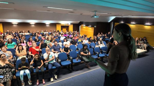 Escola de Pais 2026 é aberta com auditório lotado e foco na alimentação saudável