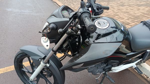 Motocicleta derrapa em pista molhada e passageira fica ferida após atingir carro em Toledo