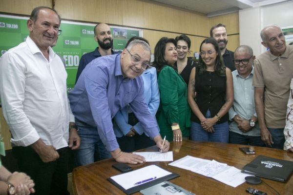 Toledo firma contrato para construção da Casa da Mulher Paranaense
