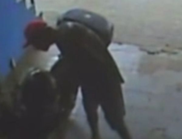 Câmera flagra furto de motocicleta em empresa no Jardim Gisela