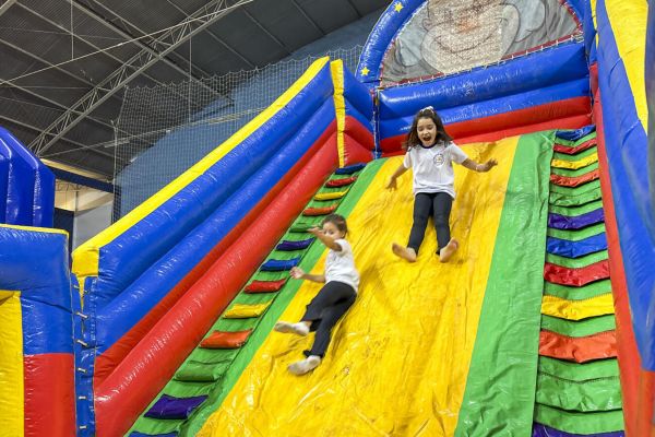 Parceria entre Prefeitura e Sesc leva brincadeiras a centenas de crianças em Toledo