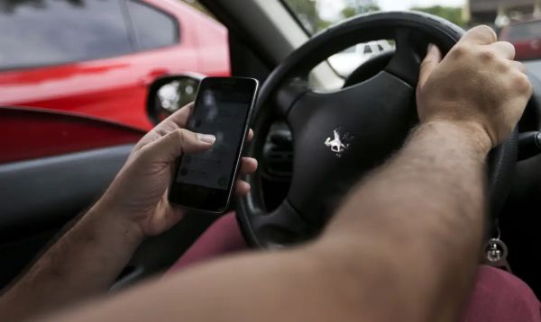 Campanha alerta para riscos do uso de celular ao volante e reforça atenção total no trânsito em Toledo