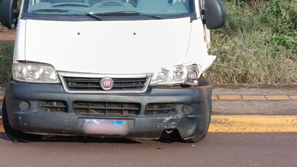Batida faz van invadir parcialmente a calçada no Jardim Pancera