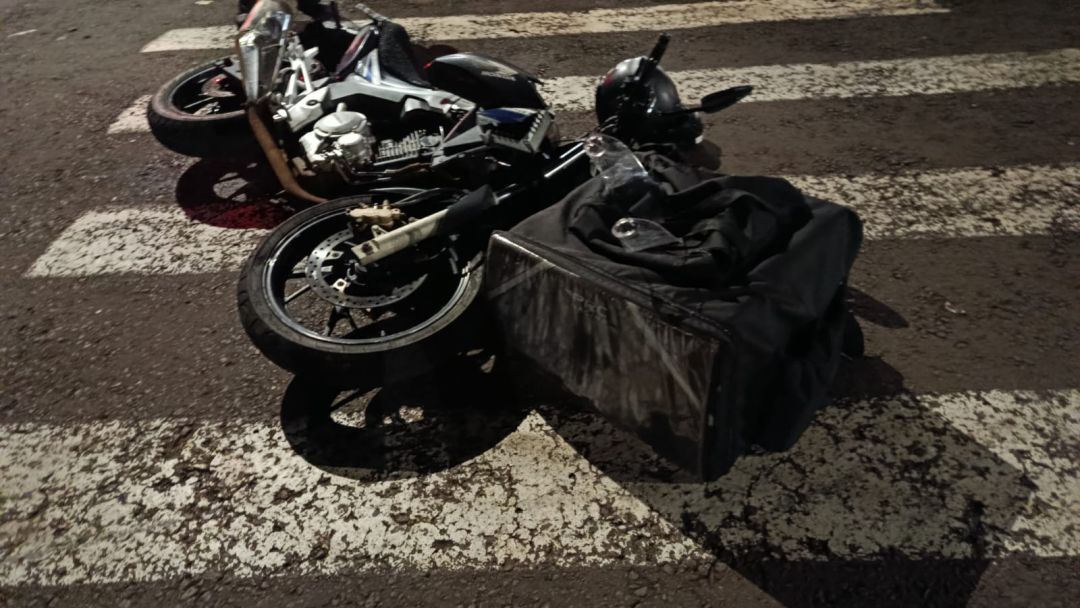 Motoboy fica ferido após batida frontal em cruzamento na Vila Pioneiro